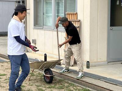 側溝の泥上げ